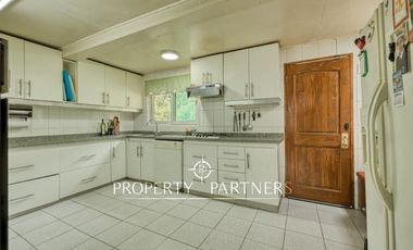 Gran terreno plano con casa de madera en El Arrayan