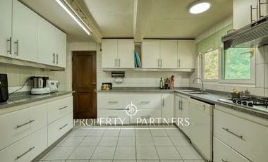Gran terreno plano con casa de madera en El Arrayan