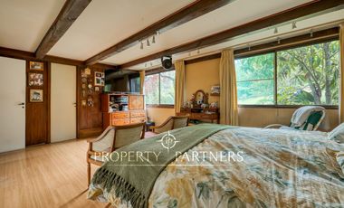Gran terreno plano con casa de madera en El Arrayan