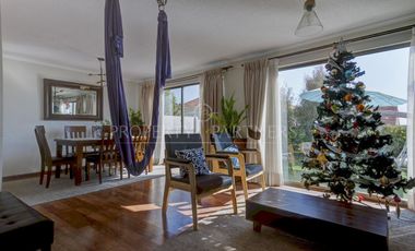 Casa de 5 dormitorios con 2 estacionamientos en Las Tinajas/Santa Sofia, cercano a cerro Panul