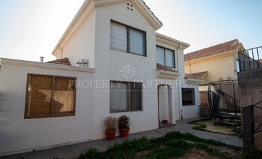 Casa de 5 dormitorios con 2 estacionamientos en Las Tinajas/Santa Sofia, cercano a cerro Panul