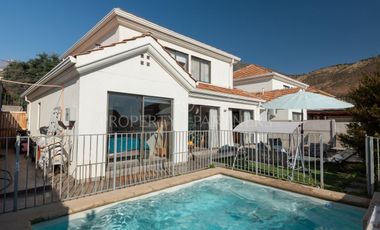 Casa de 5 dormitorios con 2 estacionamientos en Las Tinajas/Santa Sofia, cercano a cerro Panul