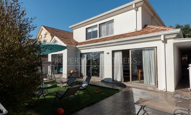 Casa de 5 dormitorios con 2 estacionamientos en Las Tinajas/Santa Sofia, cercano a cerro Panul