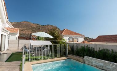 Casa de 5 dormitorios con 2 estacionamientos en Las Tinajas/Santa Sofia, cercano a cerro Panul