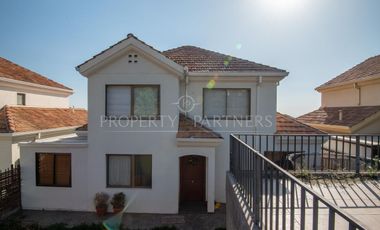 Casa de 5 dormitorios con 2 estacionamientos en Las Tinajas/Santa Sofia, cercano a cerro Panul