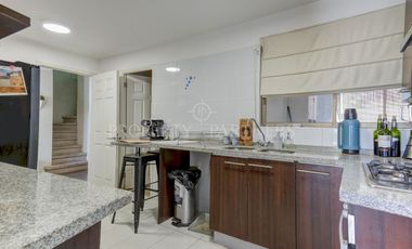 Casa de 5 dormitorios con 2 estacionamientos en Las Tinajas/Santa Sofia, cercano a cerro Panul