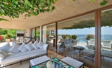 Casa en primera línea frente al mar cerca de Chiringuito Zapallar