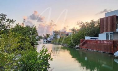 Terreno con Canal junto a área verde en Venta en Cancun