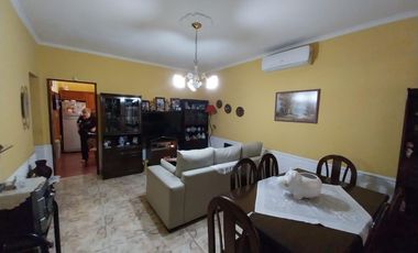 Casa en venta - 2 Dormitorios 1 Baño - Cocheras - 170Mts2 - Villa Maipu