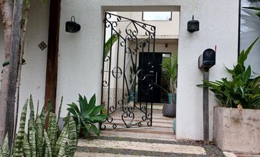 Lindisima casa en  venta en Santa Barbara, con jardin a la laguna