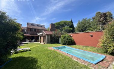 Venta de Casa de 5 ambientes con fondo y piscina en Don Bosco