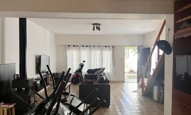 VENTA - CASA EN DOS PLANTAS, CON PARQUE, GARAJE, PATIO