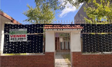 VENTA - CASA EN DOS PLANTAS, CON PARQUE, GARAJE, PATIO