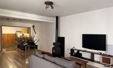 VENTA - CASA EN DOS PLANTAS, CON PARQUE, GARAJE, PATIO