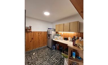 VENTA - CASA EN DOS PLANTAS, CON PARQUE, GARAJE, PATIO