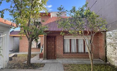 VENTA - CASA EN DOS PLANTAS, CON PARQUE, GARAJE, PATIO