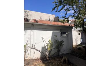 VENTA - CASA EN DOS PLANTAS, CON PARQUE, GARAJE, PATIO