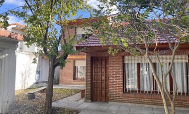 VENTA - CASA EN DOS PLANTAS, CON PARQUE, GARAJE, PATIO