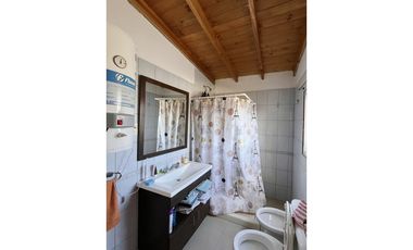 VENTA - CASA EN DOS PLANTAS, CON PARQUE, GARAJE, PATIO