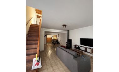 VENTA - CASA EN DOS PLANTAS, CON PARQUE, GARAJE, PATIO