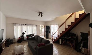 VENTA - CASA EN DOS PLANTAS, CON PARQUE, GARAJE, PATIO