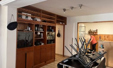 VENTA - CASA EN DOS PLANTAS, CON PARQUE, GARAJE, PATIO