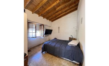 VENTA - CASA EN DOS PLANTAS, CON PARQUE, GARAJE, PATIO