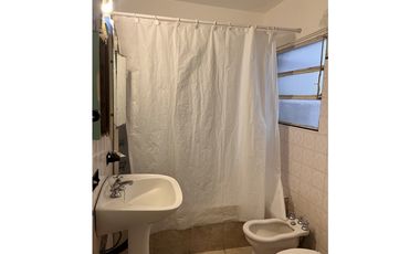 VENTA - CASA EN DOS PLANTAS, CON PARQUE, GARAJE, PATIO