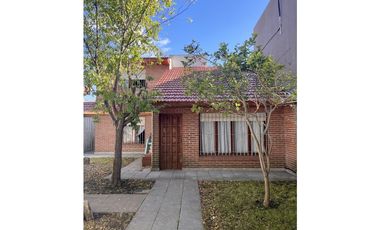 VENTA - CASA EN DOS PLANTAS, CON PARQUE, GARAJE, PATIO