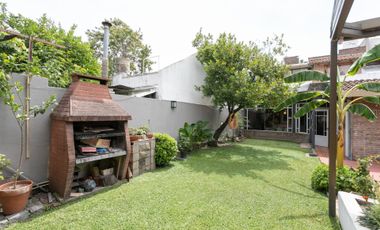 Casa con Jardín-Quincho-Parrilla-Cochera y Terraza