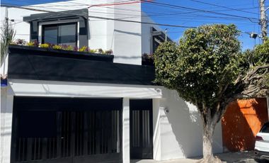 Lomas de Querétaro casa en VENTA recién REMODELADA