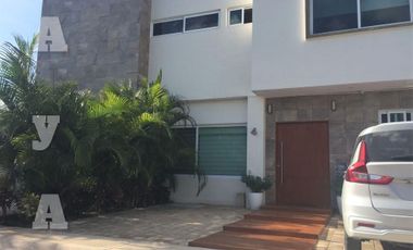 Casa en Venta de 3 Recámaras, 10 Paneles Solares, Piscina, Zona Av. Colegios, Cancún