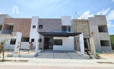 Casa en PRE Venta, 4 Recamaras, Piscina, 4 Paneles Solares, Rio Residencial, Cancun
