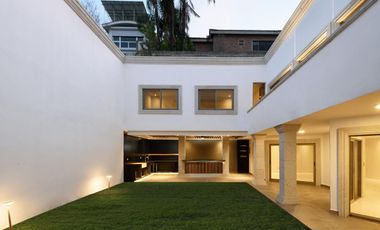 Precioso proyecto de Residencia Estilo Clásico contemporáneo recién remodelada  con 5 recámaras en Colonial de la Sierra, San Pedro Garza García