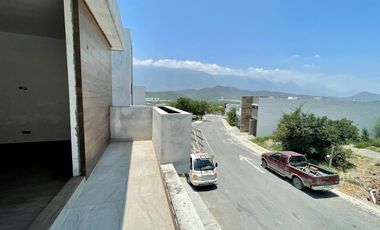 Casa en venta en Monterrey Carretera Nacional, en CALLE PRIVADA SIN VECINO ATRAS, con jardín muy amplio de casi 100  m² y terraza con increíble vista a las montañas!