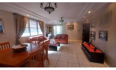 Se vende casa en Brisas del Golf- Piscina