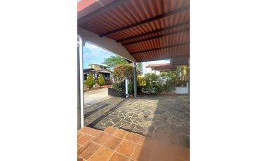 Se vende casa en Brisas del Golf- Piscina
