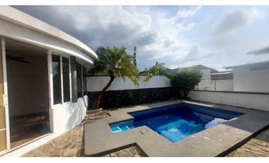 Se vende casa en Brisas del Golf- Piscina
