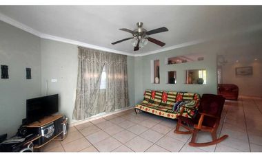 Se vende casa en Brisas del Golf- Piscina
