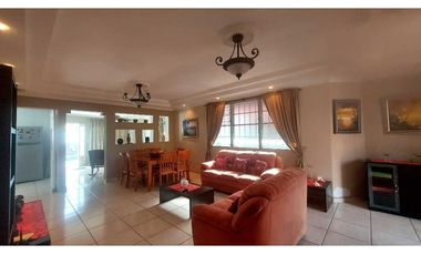 Se vende casa en Brisas del Golf- Piscina