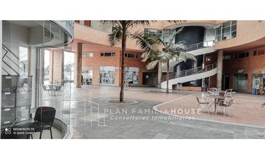 Hermoso Local en centro empresarial Siberia