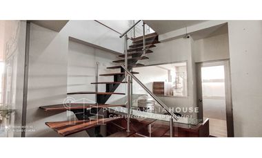 Hermoso Local en centro empresarial Siberia