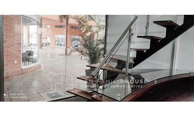 Hermoso Local en centro empresarial Siberia