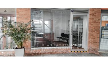 Hermoso Local en centro empresarial Siberia