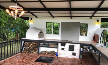 Finca con área de terreno de 16711 metros  y 300 construidos Sasaima