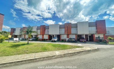 VENDO CASA EN VERSALLES (AMPLIADA Y REMODELADA)