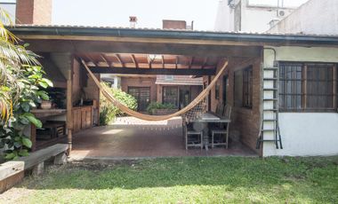 Casa de 5 ambientes con parque parrilla y quincho - Villa Sarmiento