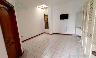 CASA EN KENNEDY NUEVA EN VENTA CON PARQUEO, SUIT Y OFICINA INDEPENDIENTE