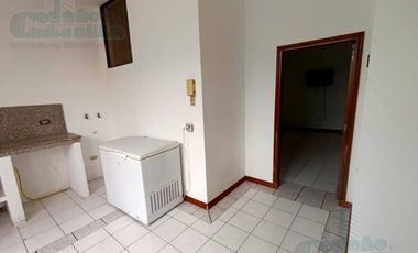 CASA EN KENNEDY NUEVA EN VENTA CON PARQUEO, SUIT Y OFICINA INDEPENDIENTE