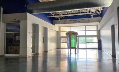 Locales en renta en plaza comercial en avenida Barragán, Escobedo